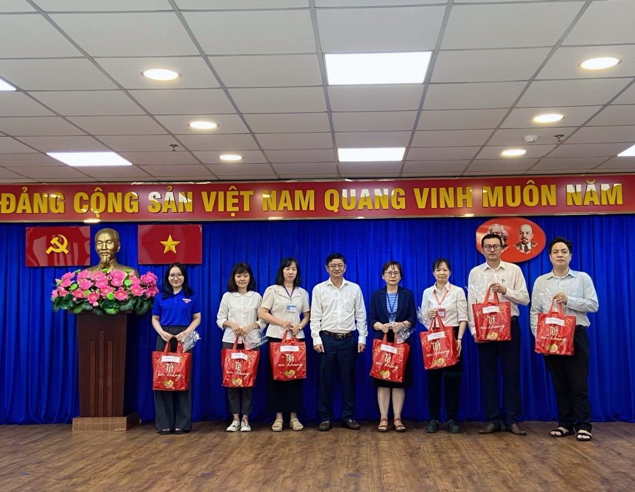 Công đoàn cơ sở thành viên Trung tâm Quản lý Hạ tầng kỹ thuật thành phố Hồ Chí Minh tổ chức Chăm lo Tết Ất Tỵ năm 2025 cho đoàn viên công đoàn, viên chức, người lao động Trung tâm Quản lý Hạ tầng kỹ thuật